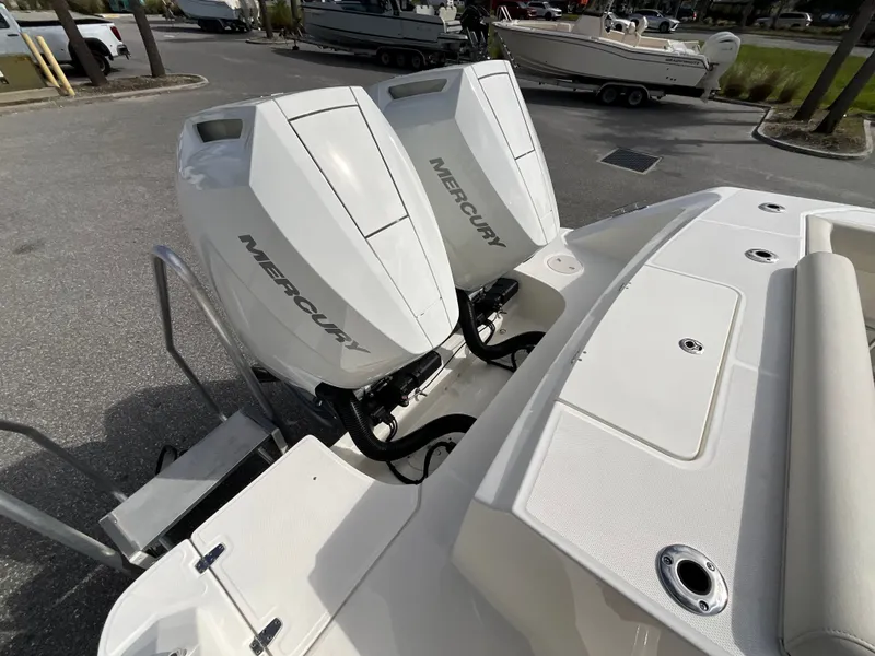 Slide: The Image of Boston Whaler 330 Outrage 2026 - 14