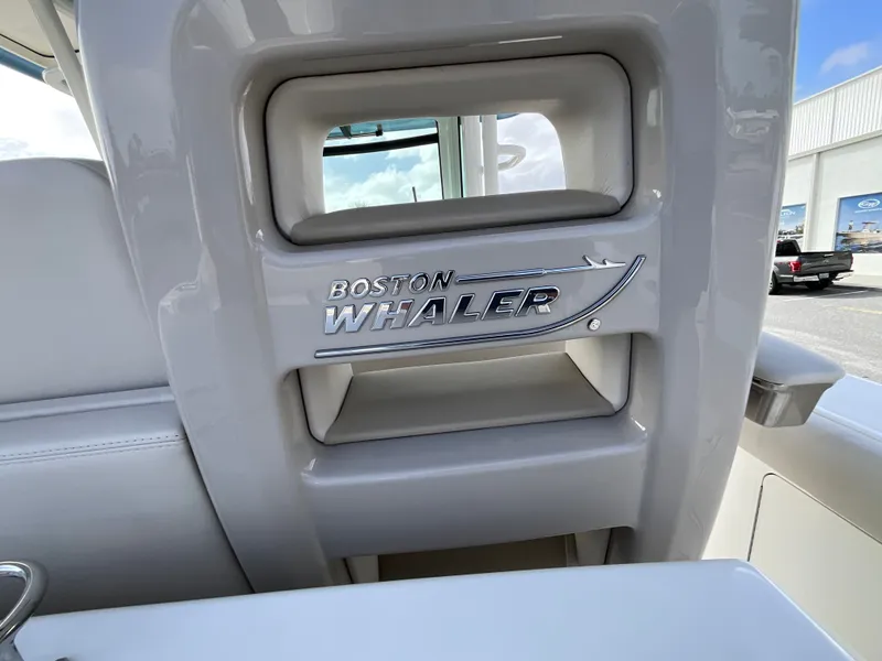 Slide: The Image of Boston Whaler 330 Outrage 2026 - 15