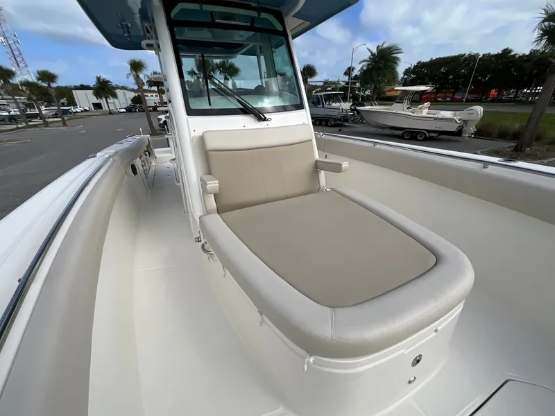 Slide: The Image of Boston Whaler 330 Outrage 2026 - 17
