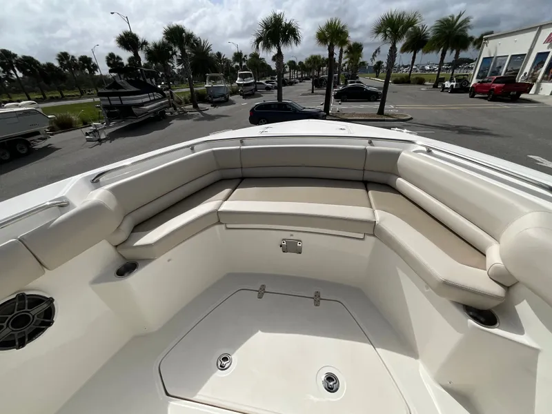 Slide: The Image of Boston Whaler 330 Outrage 2026 - 18