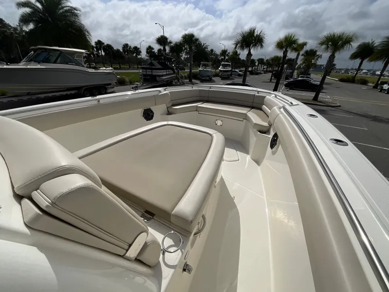 Slide: The Image of Boston Whaler 330 Outrage 2026 - 19