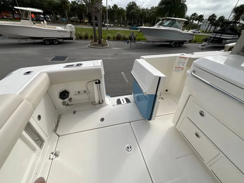 Slide: The Image of Boston Whaler 330 Outrage 2026 - 29