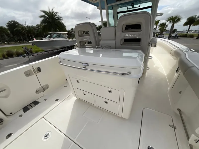 Slide: The Image of Boston Whaler 330 Outrage 2026 - 31