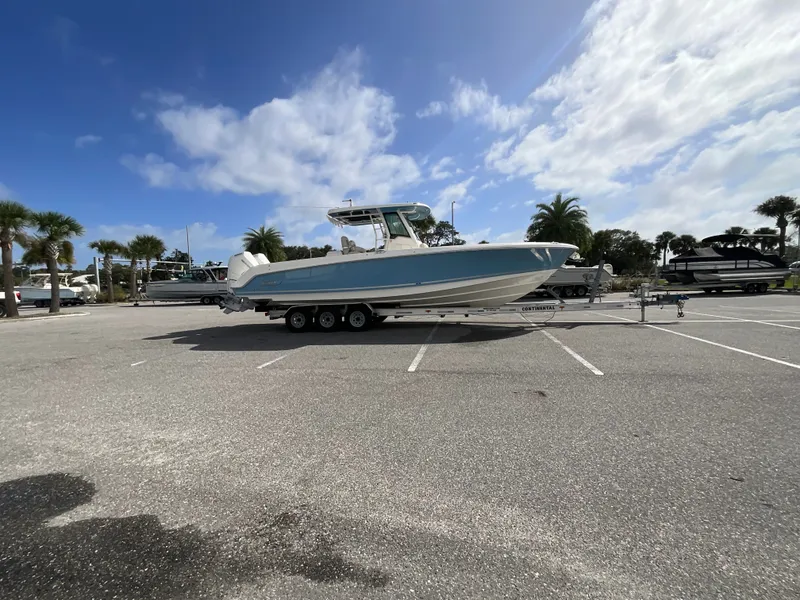 Slide: The Image of Boston Whaler 330 Outrage 2026 - 42