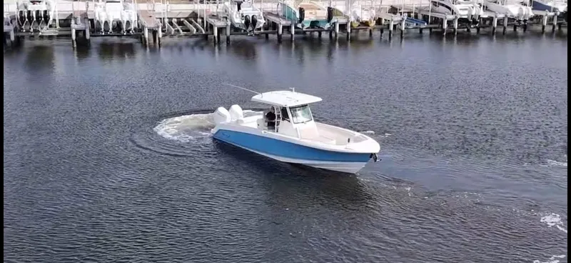 Slide: The Image of Boston Whaler 330 Outrage 2026 - 44