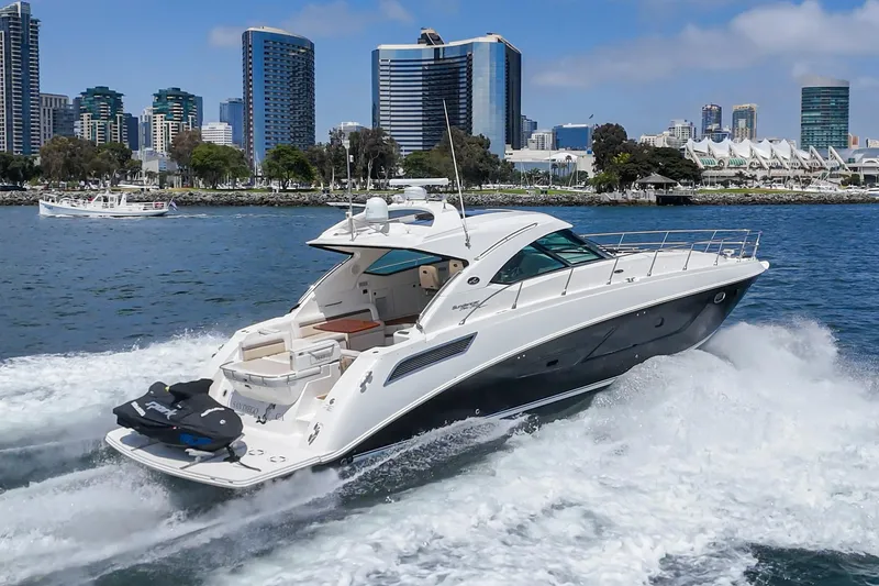 Slide: The Image of Sea Ray 540 Sundancer 2014 cruising in urban waterfront setting with city skyline. - 5
