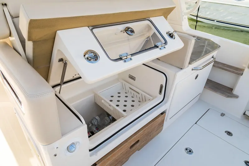 Slide: The Image of Boston Whaler 350 Realm 2026 - 16