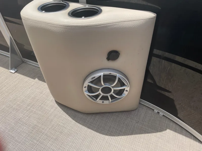 Slide: The Image of Sun Tracker SF 20 DLX 2024 - 11