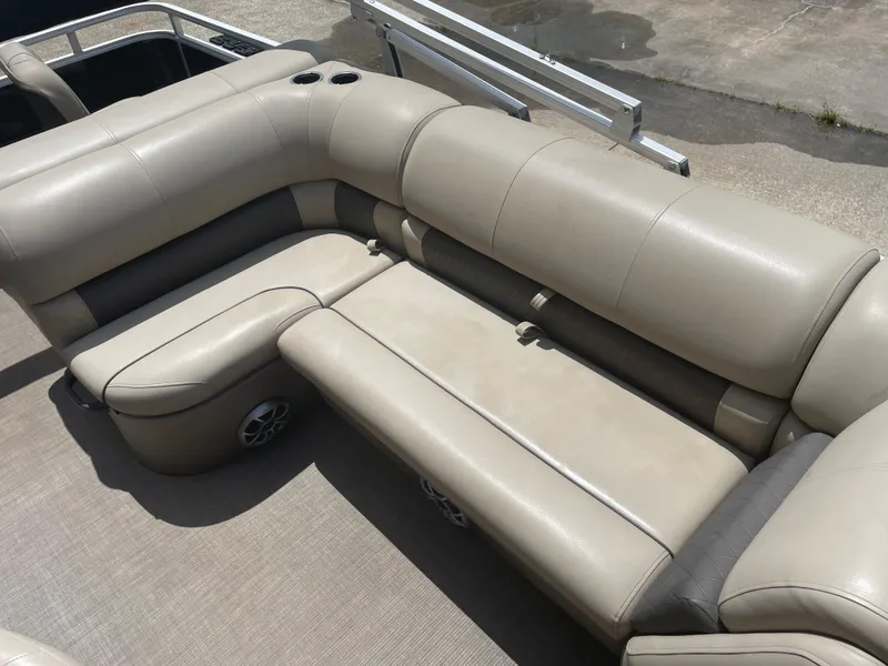 Slide: The Image of Sun Tracker SF 20 DLX 2024 - 19