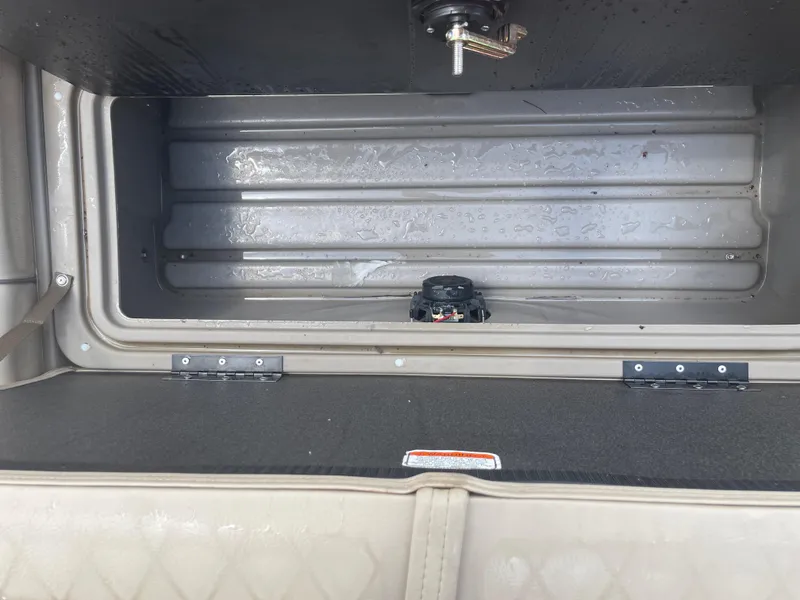 Slide: The Image of Sun Tracker SF 20 DLX 2024 - 20