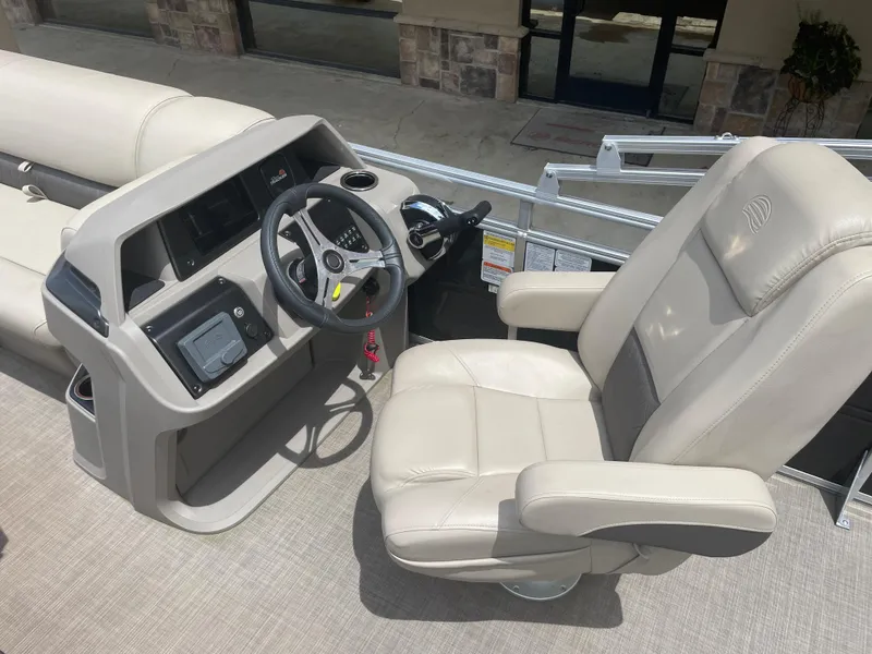 Slide: The Image of Sun Tracker SF 20 DLX 2024 - 22