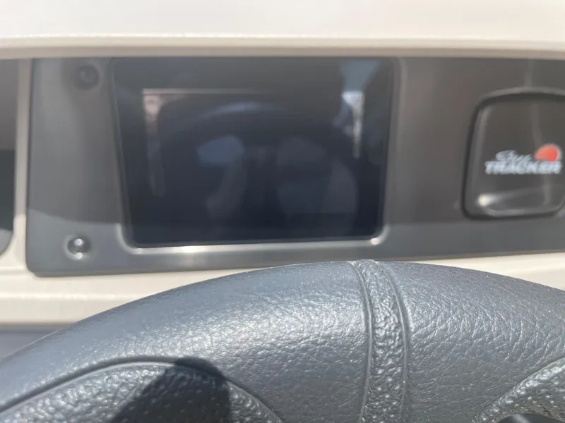 Slide: The Image of Sun Tracker SF 20 DLX 2024 - 25