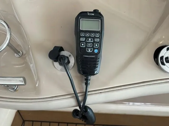 Slide: The Image of ICOM marine radio on 2005 Sea Ray 500 Sundancer yacht dashboard. - 20