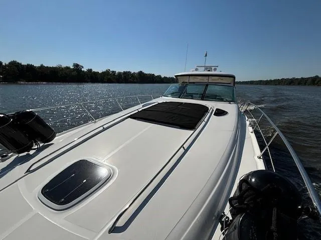 Slide: The Image of 2005 Sea Ray 500 Sundancer yacht cruising on a sunny river. - 39