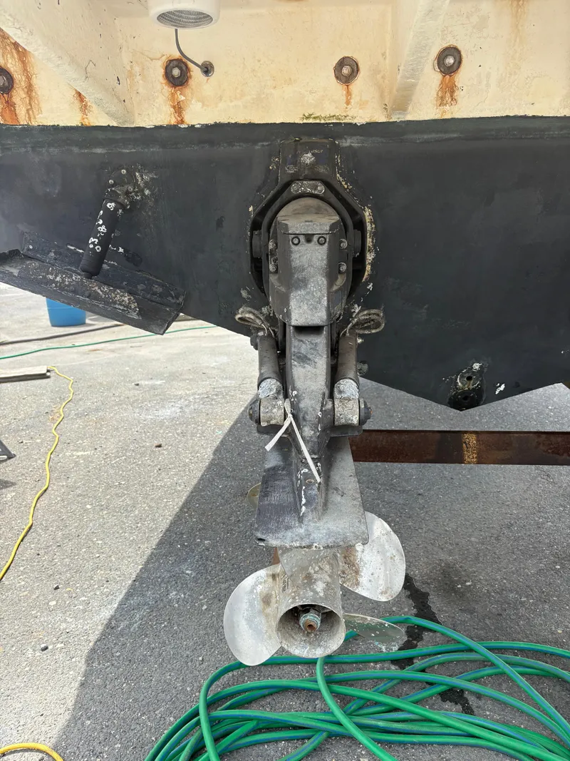 Slide: The Image of 2008 Sea Ray 290 Amberjack boat stern with propeller and marine equipment. - 6