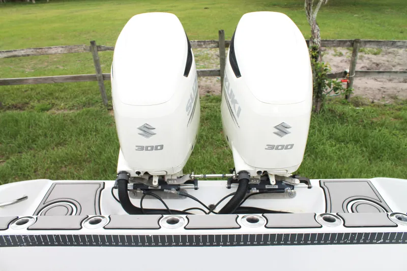 Slide: The Image of 2005 Yellowfin 31 Open boat's T-top with speakers and lights. - 29