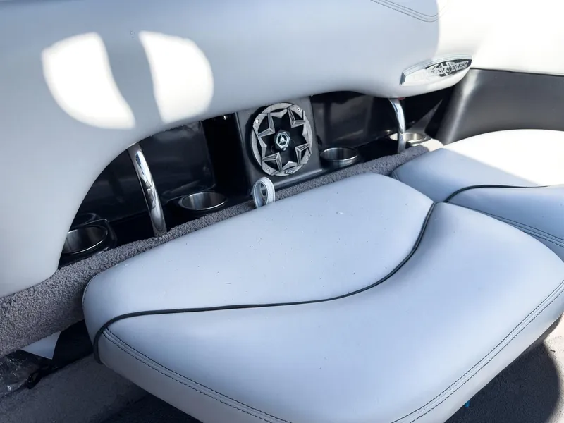 Slide: The Image of Interior of 2006 Malibu 23 VLX boat with cup holders and speaker. - 18