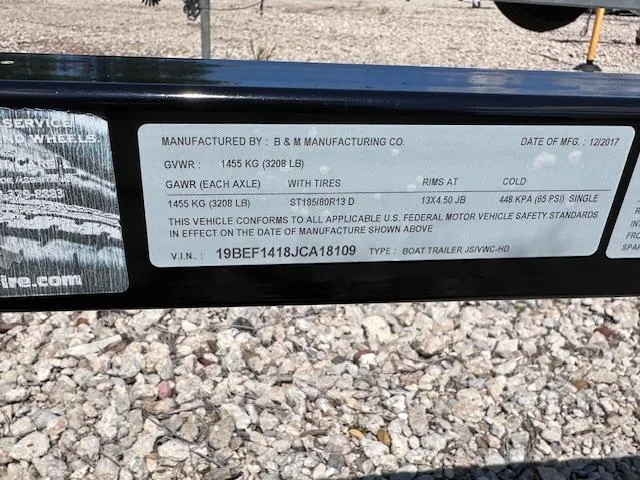 Slide: The Image of Label on a 2017 Yamaha WaveRunner VX Cruiser HO trailer, detailing weight and tire specifications. - 15