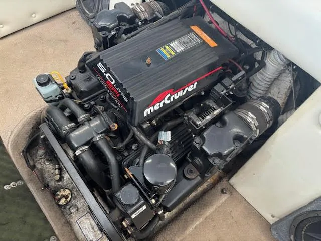 Slide: The Image of Engine of a 2000 Rinker Captiva 212 boat with MerCruiser 5.0L V8. - 18