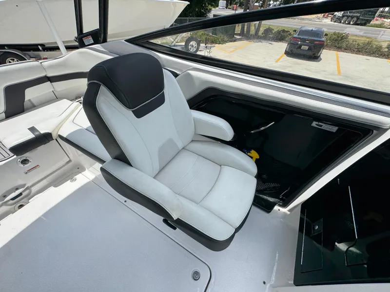 Slide: The Image of 2015 Yamaha Boats AR240 HO interior with a sleek, modern captain's chair. - 29