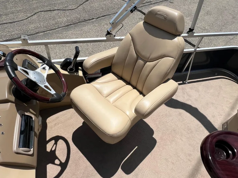 Slide: The Image of Captain's chair and steering wheel on a 2008 Bennington R25 boat. - 20