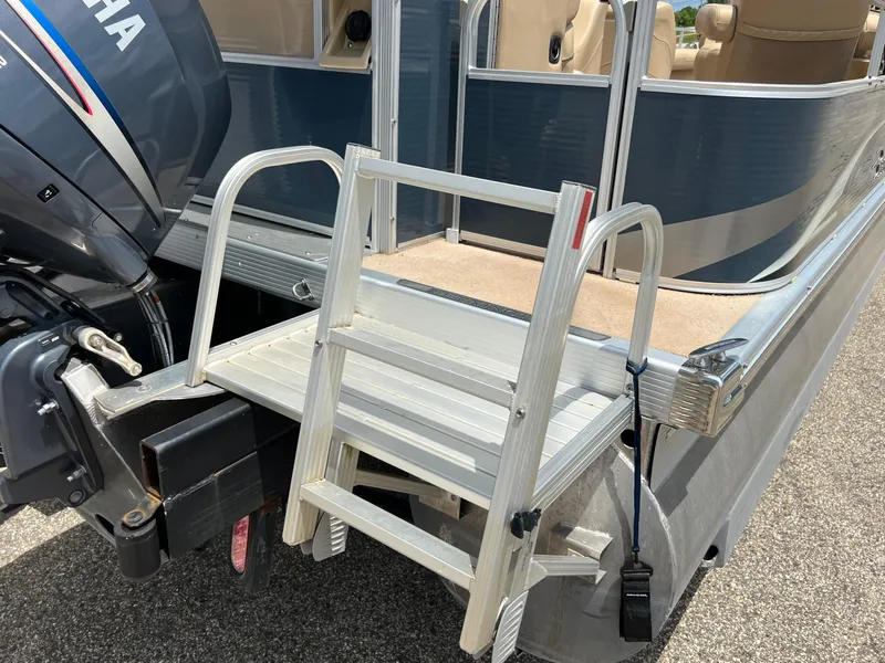 Slide: The Image of 2008 Bennington R25 boat with Yamaha motor and aluminum boarding ladder. - 7