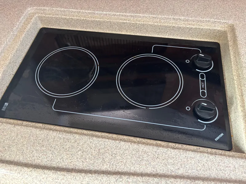 Slide: The Image of Built-in Kenyon electric cooktop on 2006 Sea Ray 300 Sundancer yacht. - 18