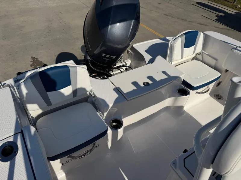Slide: The Image of Robalo R180 Center Console 2024 - 7