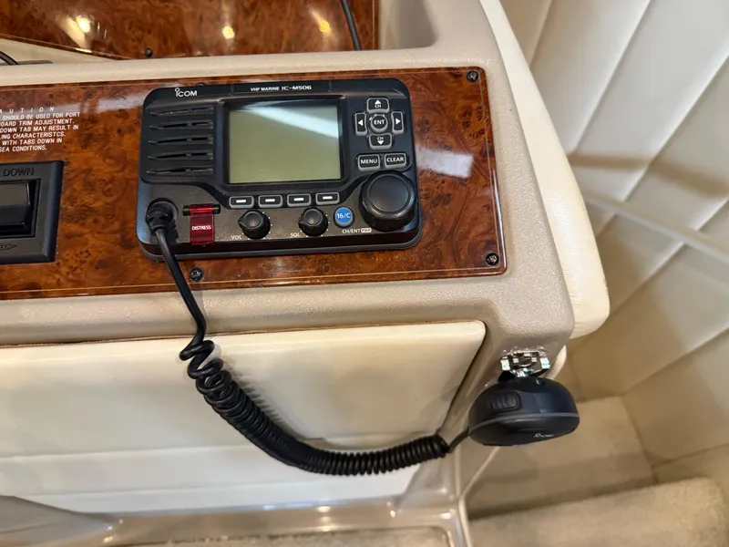 Slide: The Image of VHF marine radio on 2001 Bayliner 5288 Pilot House Motoryacht dashboard. - 33