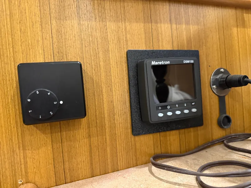 Slide: The Image of Control panel of a 2001 Bayliner 5288 Pilot House Motoryacht with Maretron DSM150 display. - 43