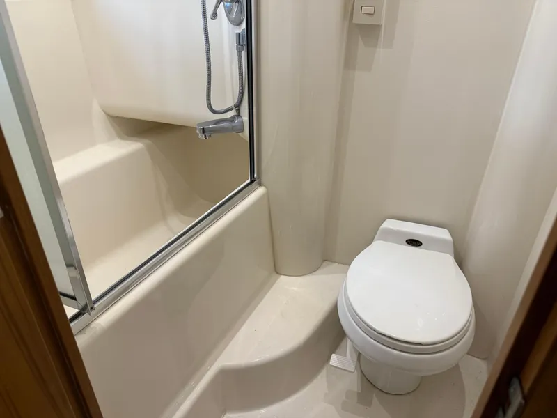 Slide: The Image of Bayliner 5288 Pilot House Motoryacht 2001 - 51