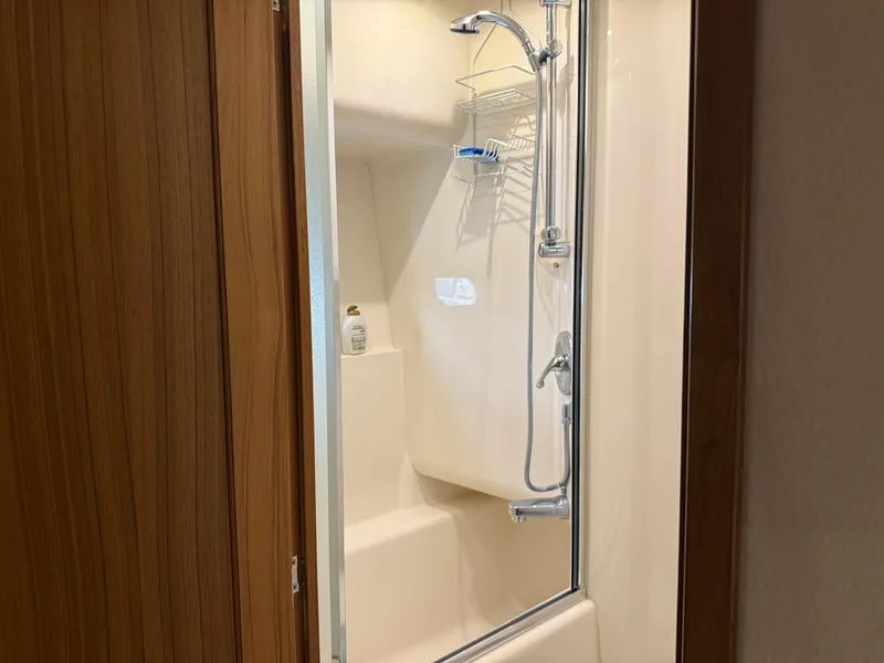 Slide: The Image of Bayliner 5288 Pilot House Motoryacht 2001 - 52