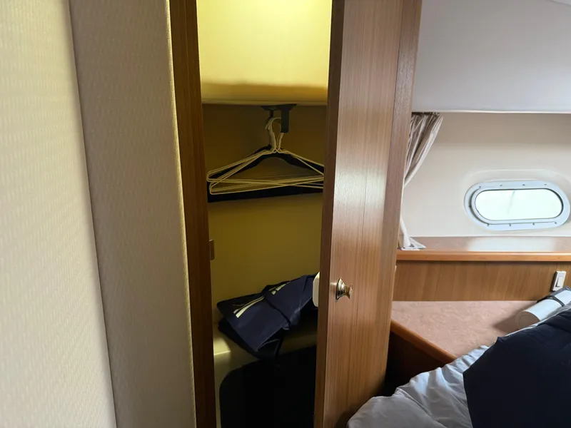 Slide: The Image of Bayliner 5288 Pilot House Motoryacht 2001 - 59