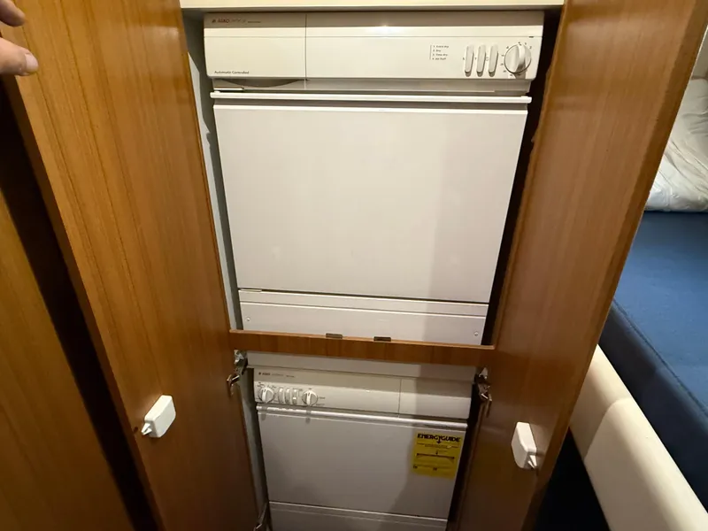 Slide: The Image of Bayliner 5288 Pilot House Motoryacht 2001 - 66