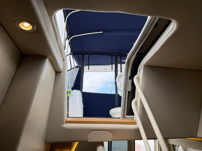 Slide: The Image of Bayliner 5288 Pilot House Motoryacht 2001 - 68