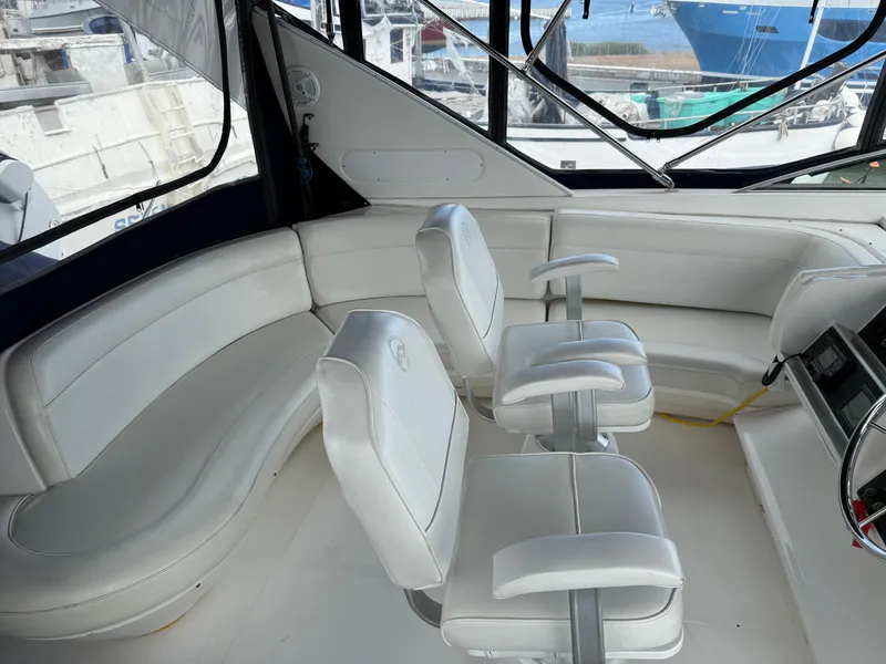 Slide: The Image of Bayliner 5288 Pilot House Motoryacht 2001 - 70