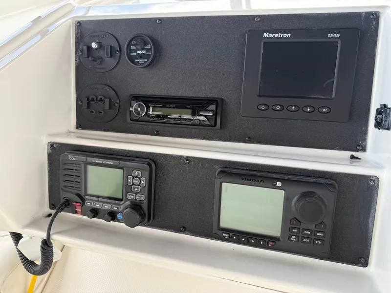 Slide: The Image of Bayliner 5288 Pilot House Motoryacht 2001 - 75