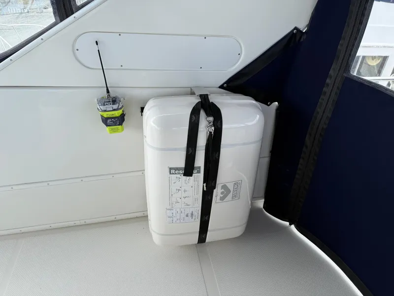 Slide: The Image of Bayliner 5288 Pilot House Motoryacht 2001 - 78