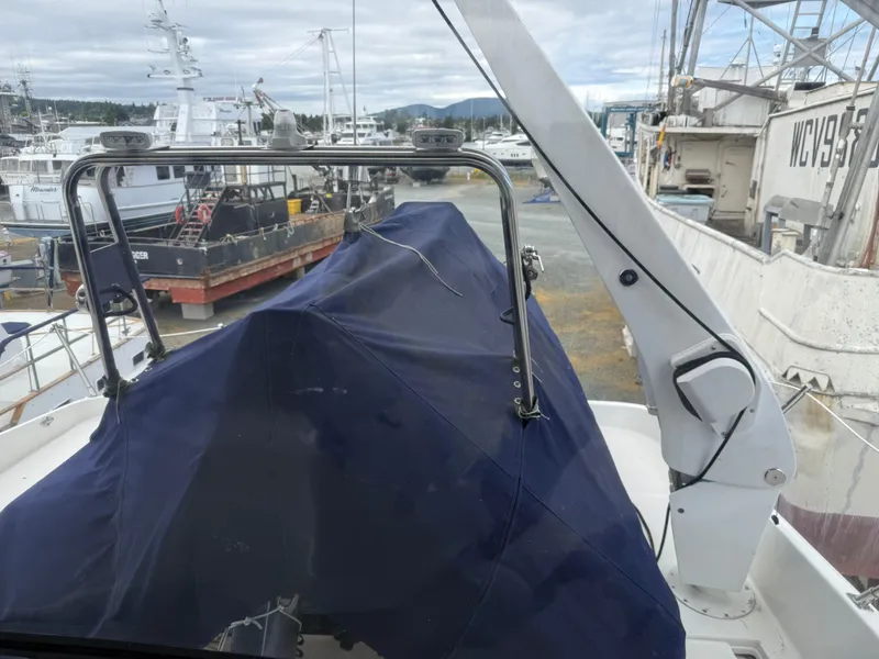 Slide: The Image of Bayliner 5288 Pilot House Motoryacht 2001 - 81