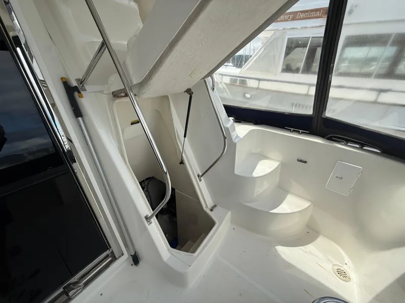 Slide: The Image of Bayliner 5288 Pilot House Motoryacht 2001 - 91