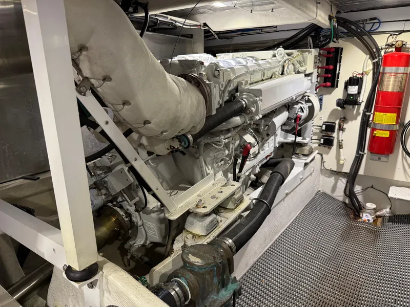 Slide: The Image of Bayliner 5288 Pilot House Motoryacht 2001 - 94