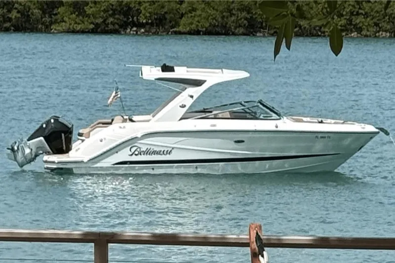 Slide: The Image of Sea Ray SLX 310 Outboard 2024 - 16