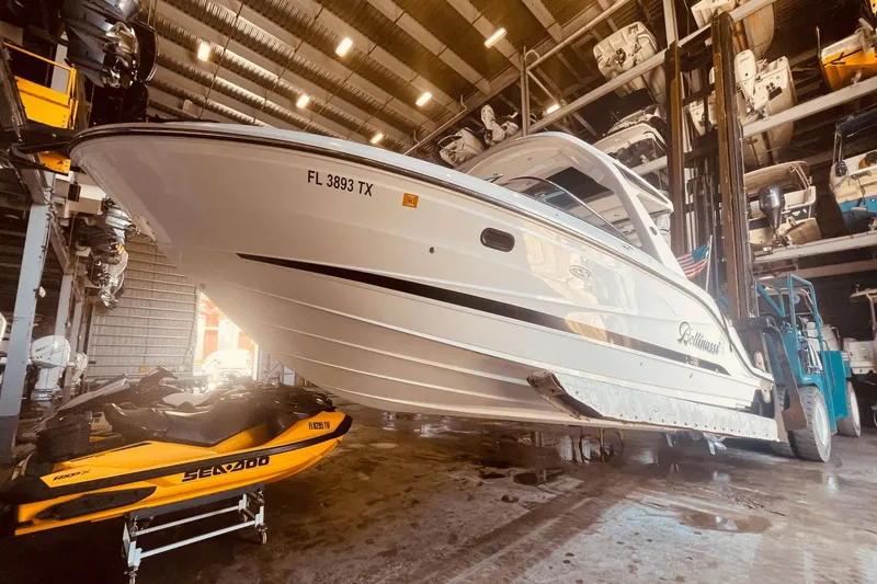 Slide: The Image of Sea Ray SLX 310 Outboard 2024 - 21