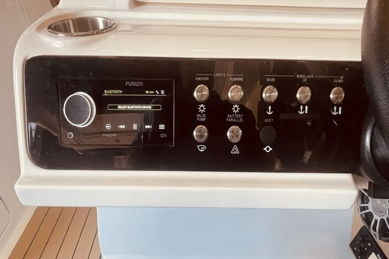 Slide: The Image of Sea Ray SLX 310 Outboard 2024 - 33