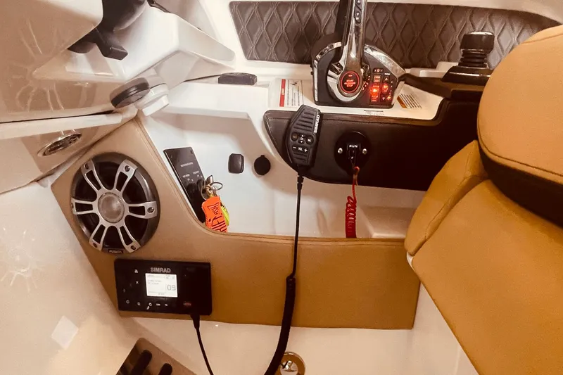 Slide: The Image of Sea Ray SLX 310 Outboard 2024 - 34