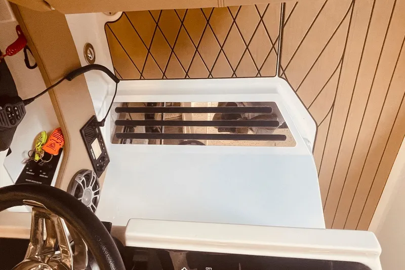 Slide: The Image of Sea Ray SLX 310 Outboard 2024 - 35