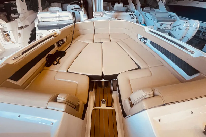 Slide: The Image of Sea Ray SLX 310 Outboard 2024 - 37