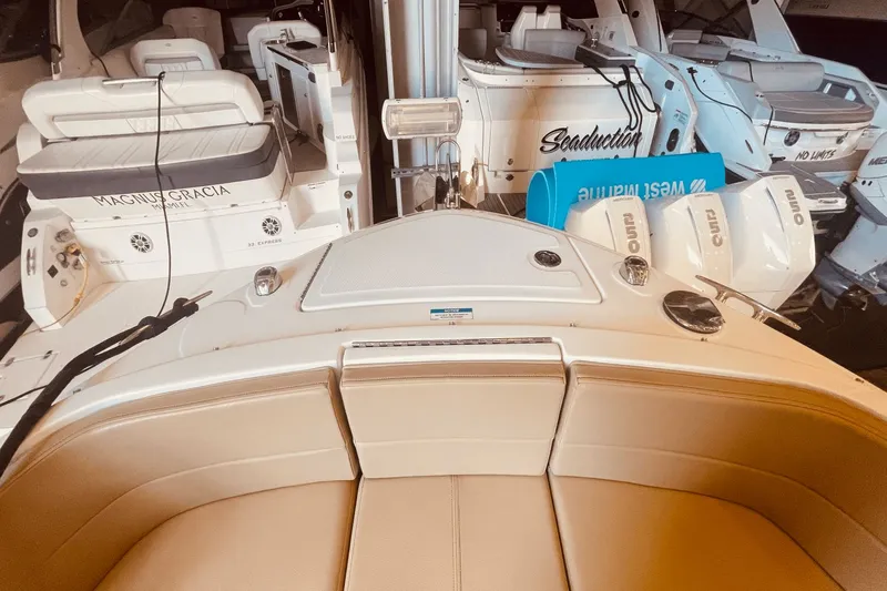 Slide: The Image of Sea Ray SLX 310 Outboard 2024 - 38