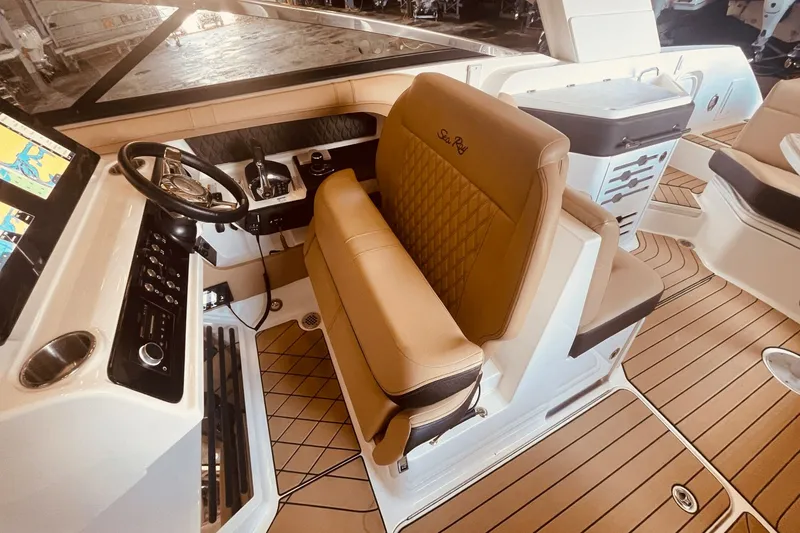 Slide: The Image of Sea Ray SLX 310 Outboard 2024 - 43