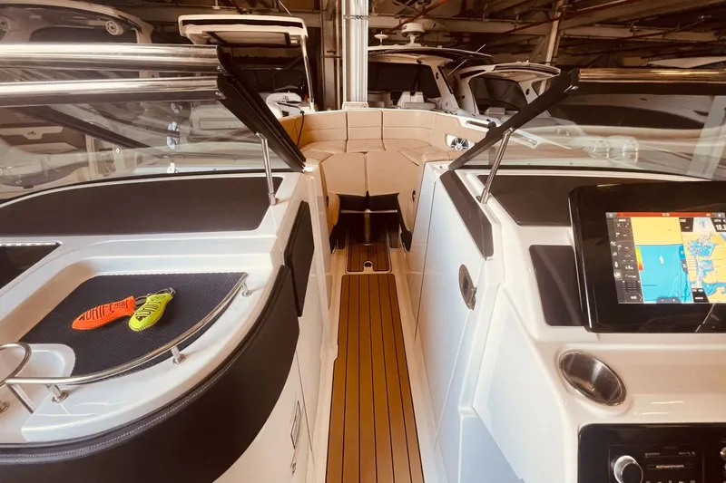 Slide: The Image of Sea Ray SLX 310 Outboard 2024 - 44